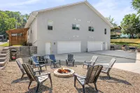 Spacious 6 Bedroom less than 10 min walk to Downtown WI Dells! Sleeps 20+! - 3-Star