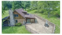 Cabin by the Creek  Sleeps 8 on 3 Beautiful acres - Close to town and activities - Chalets