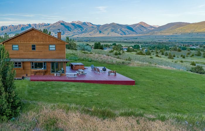 Near Chico Hot Springs, Hot Tub, 2 Fireplaces, IR Sauna, EV Charger, Foosball