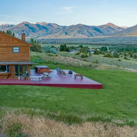 Near Chico Hot Springs, Hot Tub, 2 Fireplaces, IR Sauna, EV Charger, Foosball Hotels in Emigrant