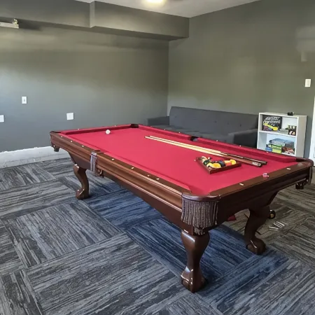 4BR,4 King Beds, 5 minute walk to Edgefield Mcmenamins, Pool Table, Full Kitchen