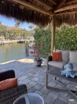 "Barcelona Breeze" Tropical Waterfront - Apartemen