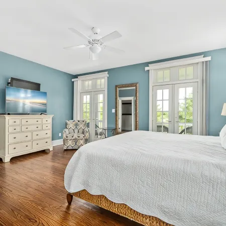 5-bedroom vacation home just a short walk to Cape May Beach
