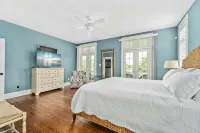 5-bedroom vacation home just a short walk to Cape May Beach - Hot Tub