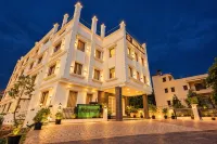 Revaas Pure Veg Lake View Hotel - pemandangan pegunungan