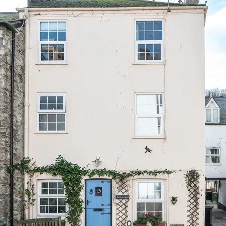 Tranquil Fisherman's Cottage a Minute From The Beach with free reserved parking