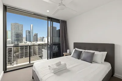 South Brisbane 2卧室公寓，配有免費停車場，由KozyGuru提供