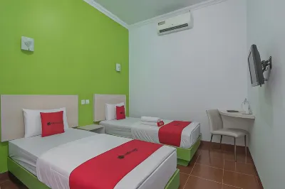 RedDoorz Plus near Alun Alun Kuningan Hotel dekat Balong Keramat Darmaloka Site