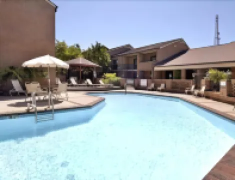 羅利温德姆華美達酒店