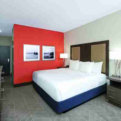 La Quinta Inn & Suites by Wyndham Opelika Auburn Rooms