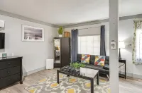 Sleek & Cozy Greenwood Studio Cottage! - Wifi