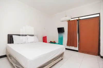 Wisma Juanda Bogor Mitra RedDoorz فنادق في Ciomas