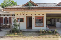 RedDoorz Near Pantai Ujung Genteng Hotel a Ciracap
