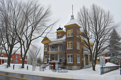 Le 100 St-Laurent Hôtels à : Saint-Paulin