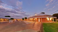 Country Gardens Motor Inn - parking