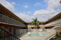 Chateau Inn & Suites فنادق في Downey