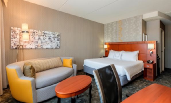 2. 코트야드 필라델..