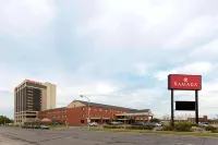 Ramada by Wyndham Topeka Downtown Hotel & Convention Center Các khách sạn ở Topeka