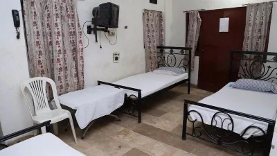 Al Chaudhary Hotel Hoteller i Kiamari Town