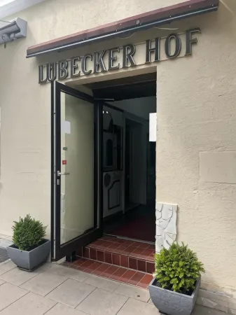 Hotel Lübecker Hof Отели в г. Адендорф