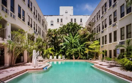 Tropicals of Palm Beach Отели в г. Палм-Бич