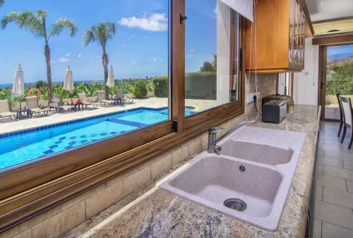 Family Villa Short Walk to Coral Bay Strip (5 Min) and Pub, Shops Etc - con vista montagne