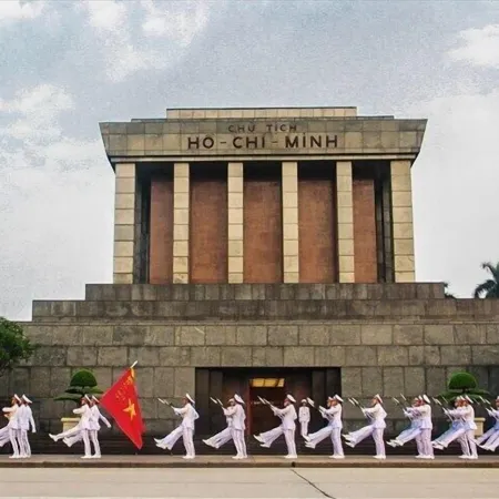 Royal Hotel Ha Noi Отели рядом с достопримечательностью «Площадь Бадинь»