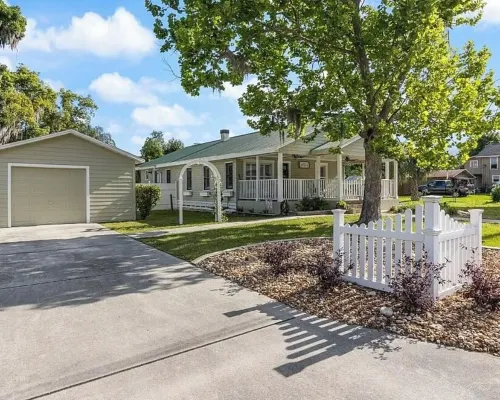 2-bedroom house, fits 6, bike trails, pet friendly, lakes, downtown night life! 因弗內斯酒店