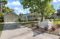 2-bedroom house, fits 6, bike trails, pet friendly, lakes, downtown night life! Hotels near Wallace Brooks Park