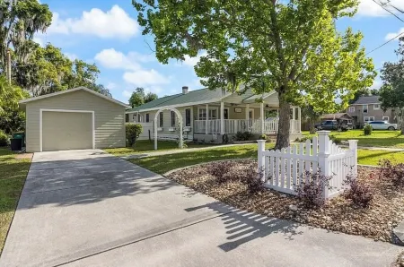 2-bedroom house, fits 6, bike trails, pet friendly, lakes, downtown night life!