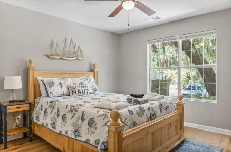 Perfect Retreat - 10 mins to Parris Island + Walk to Coffee Shops & Restaurants Отели рядом с достопримечательностью «Парк Лайв Окс»