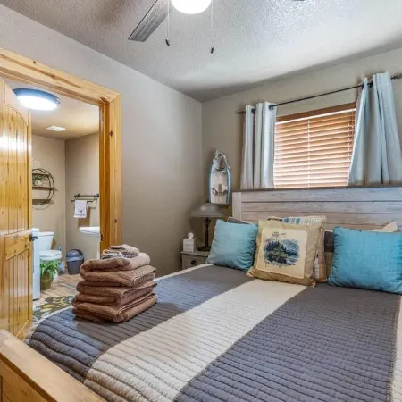 The Cowskin Cabin - Lakeview, great for fishermen, families and friends!