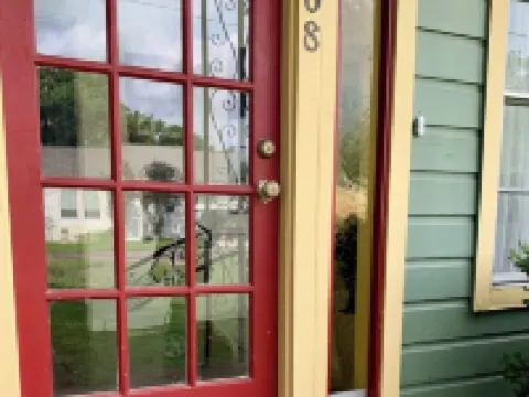 Cozy 2 BR Cottage with Inviting Sunroom, Spacious Yard and Ultimate Comfort Hoteles en Kyle