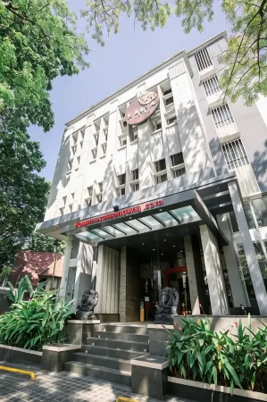 Kalya Hotel Bandung Dago Отели рядом с достопримечательностью «Bandung Zoo»
