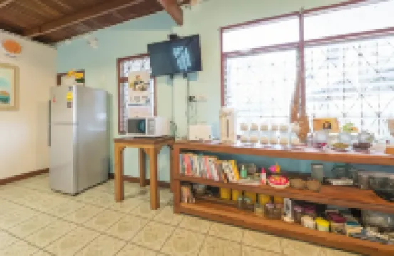 หนังตาหย่อนที่บ้านทับช้าง โฮสเทล