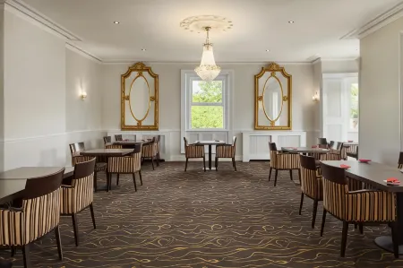 Ramada by Wyndham Cheltenham Отели в г. Ли