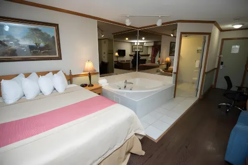 Super 8 by Wyndham Gananoque        Country Squire Resort Hotel a Leeds and the Thousand Islands