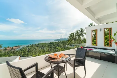Tropical Seaview Residence Отели рядом с достопримечательностью «Guan-Yu Koh Samui Shrine»