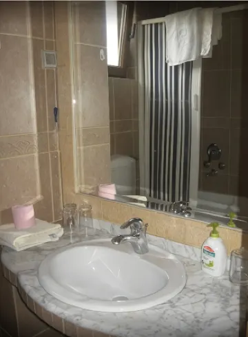 Levantin Inn 1/3 Room Sea Side N.10 Отели рядом с достопримечательностью «Королевский пляж»