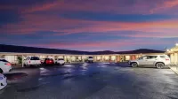 Top of the Town Motel - parking