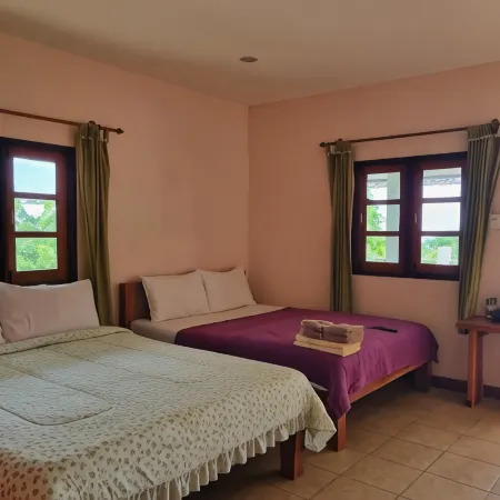 Sawasdee Sichang Resort Отели рядом с достопримечательностью «Ко Си Чанг»