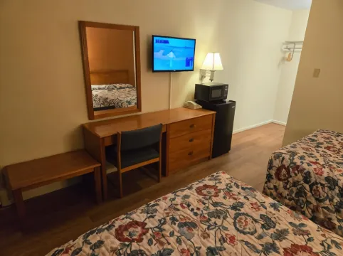 แทรเวเลอร์สลอดจ์โมเทล มาร์แชล