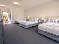 Island Palms Motor Inn - Beach
