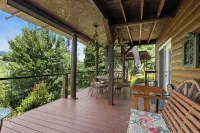Pet and Family Friendly Luxury Cabin with Hot Tub and Mountain Views - Chalets
