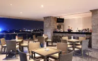 Swiss-Belhotel Karawang - バー
