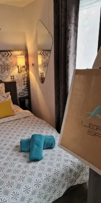 Luxury Bungalow/Mobile Home with Ocean View on the Ile d'Or, Saint-Raphaël—Accommodates 4 People - สระว่ายน้ำส่วนตัว