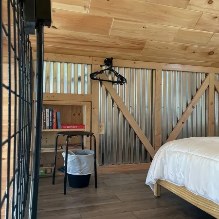 Quiet 2-bedroom country cabin with scenic views 3 miles from Norwich NY. Hotele w: Chenango County