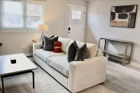 Charming 2-bedroom townhome in Raleigh with AC, WiFi - Bungalows