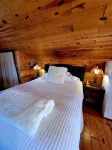Beautiful & Comfy CABIN Retreat with abundant wildlife, WIFI and AC