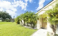 Perfect getaway at this beautifully 3-bedroom, 2-bathroom home in Palm Bay, FL. - พร้อมWifi